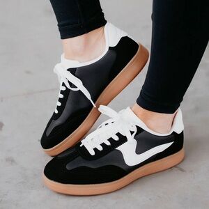 La Sheelah Modern White Stripe Detail Sneaker Size 9 Black Lace Up Round Toe New